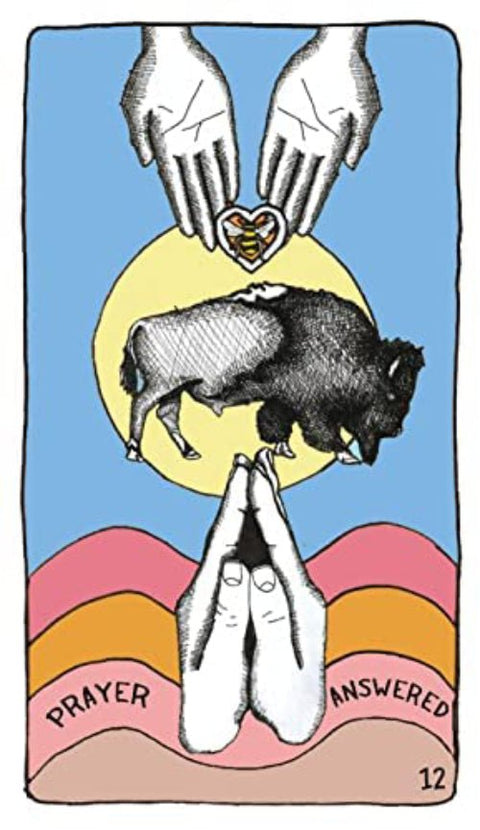 tarot korta Prayer Answered 12 – suglausti maldos delnai, plikasis bizonas prieš geltoną saulę ir širdelė su bite, pastelinės spalvos