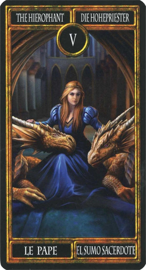 Tarot korta Hierophant – mėlyna kunigė su ilga suknele, sėdinti tarp dviejų auksinių drakonų, detali priekinė pusė