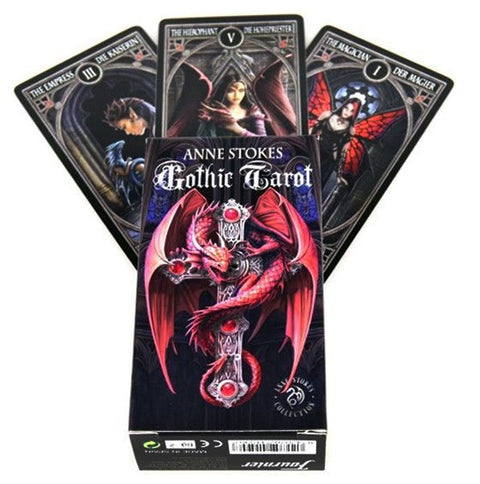 Gothic Tarot kortų rinkinys Anne Stokes, juoda‑raudona dėžutė su drakono motyvu ir trimis fanuotomis didžiųjų arkanų kortomis