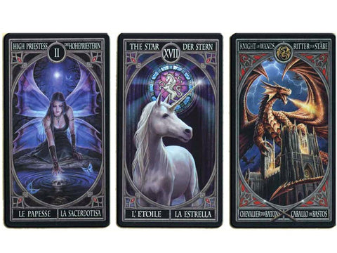 Tarot kortos trijų kortų komplektas su gotikinėmis iliustracijomis: High Priestess, The Star ir Knight of Wands, vertikalios kortų priekinės pusės