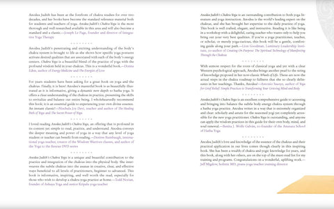 Knyga atversta: vidinės tekstų ir recenzijų puslapių išklotinė, matomas geltonos jogų kilimėlio kampas dešinėje