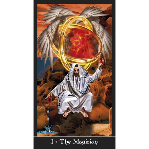 Tarot korta Magas, vertikali iliustracija su baltu apsiaustu, sparnais už nugaros, auksiniais žiedais ir raudonu fonu, lašančiu vandeniu apačioje