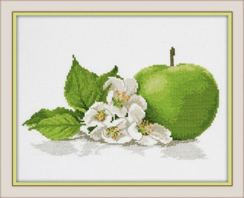 Kryželių siuvinys žalias obuolys su baltomis žiedų gėlėmis, elegantiška medinė rėma, 30×24 cm
