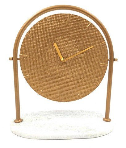 stalinis laikrodis aukso tekstūra, arkos formos metalinis stovas ir baltas marmuro pagrindas, minimalistinis dizainas