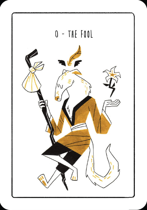 Tarot korta The Fool, geltonai juodas stilizuotas lapės personažas sėdintis su lazda ir gėle, kortos aversas