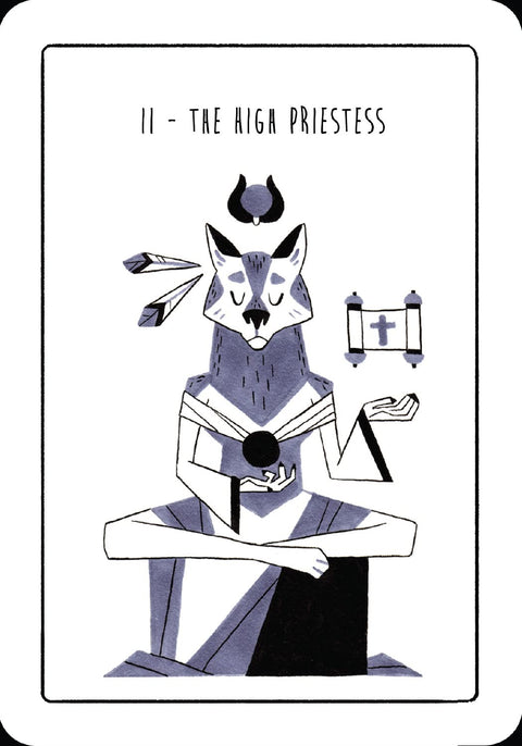 tarot korta Aukščiausioji kunigė, violetinė ir juoda, vilko galvos figūra susikaupusi sėdi, laiko juodą skritulį ir pergamentą