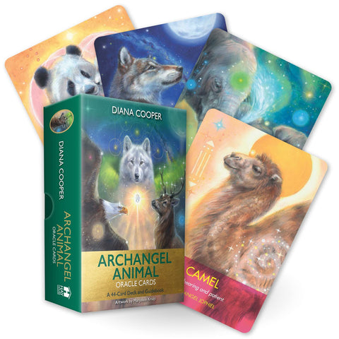Archangel Animal orakulo kortos, tvirtas dėklas ir kelios iliustruotos gyvūnų kortos (kupranugaris matomas) pasvirusiu kampu