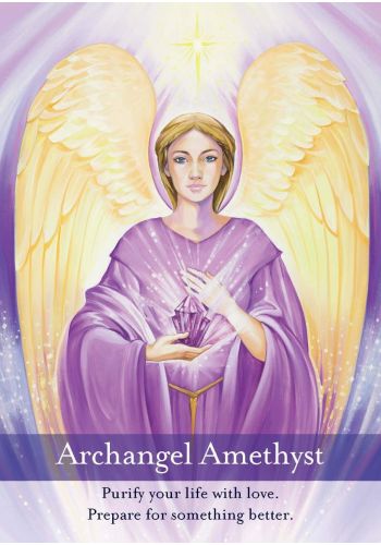 Archangel Amethyst korta: violetine skraiste apsuptas auksinių sparnų angelas laiko ametisto kristalą ir šviesą