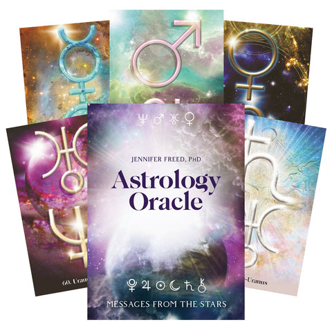 Astrologijos orakulas Jennifer Freed — 60 iliustruotų kortų rinkinys su purpuriniu kosminiu viršeliu ir pademonstruotomis keliomis kortomis