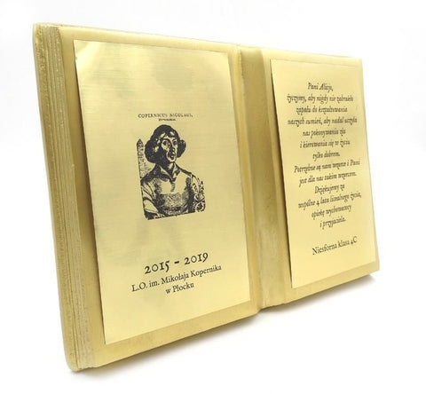 Medinis atminimo rėmelis knygos formos, aukso spalvos, atverstas kampu, su spauda „Copernicus“ ir tekstu 2015–2019