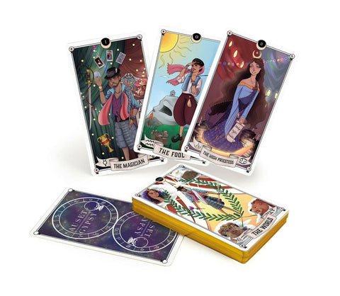 Tarot kortos su spalvingomis iliustracijomis ir auksinėmis kraštinėmis, fanuota bei sutvarkyta komplekto versija