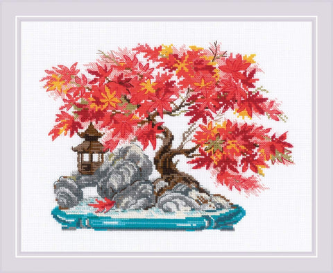Kryželiu siuvinys raudonas javorų bonsai ant mėlyno padėklo, su akmenimis ir mažuoju japonišku žibintu, paruoštas rėmui.