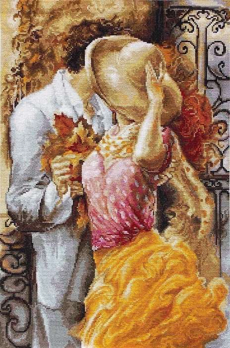 Siuvinėjimo rinkinys romantinei porai: bučiuojantis vyras baltais drabužiais ir moteris su skrybėle, šiltos rudos, geltonos ir rožinės detalės, 40×60 cm