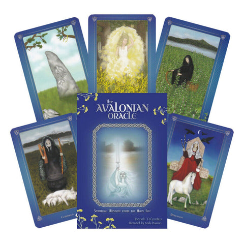 Avalonian Oracle kortos mėlyname dėkle, su šešiomis iliustruotomis kortomis išskleidimo fone ir mistine simbolika