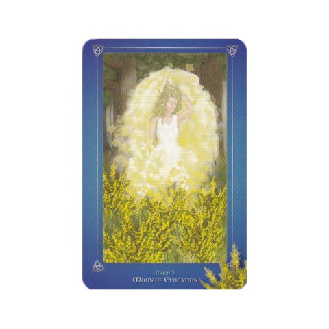 tarot korta Moon of Evocation su mėlynu rėmeliu, balta figūra apsupta geltonos šviesos ir žydinčių geltonų žolių