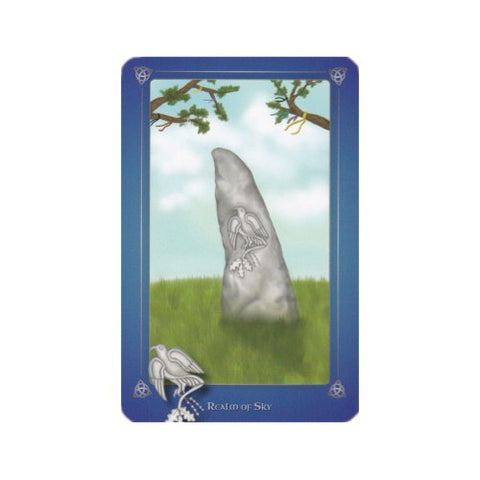tarot korta Realm of Sky mėlynu rėmeliu, aukštas stūksantis akmuo su paukščio reljefu žaliame lauke