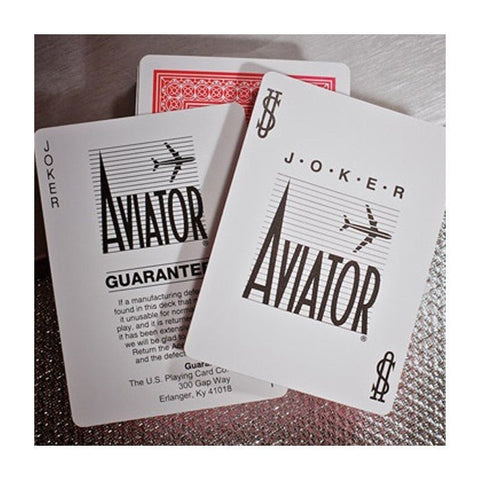 Aviator žaidimo kortos Joker kortos baltu dizainu su lėktuvo logotipu, parodytos priekinė ir galinė pusės, matoma raudona nugarėlė