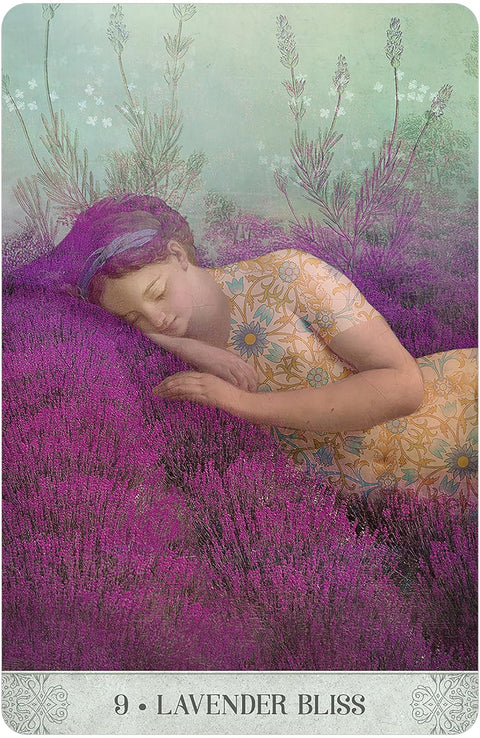 Orakulų korta Lavender Bliss — moteris užsnūdusi tarp ryškiai violetinių levandų, dekoratyvus gėlių raštas ant suknelės