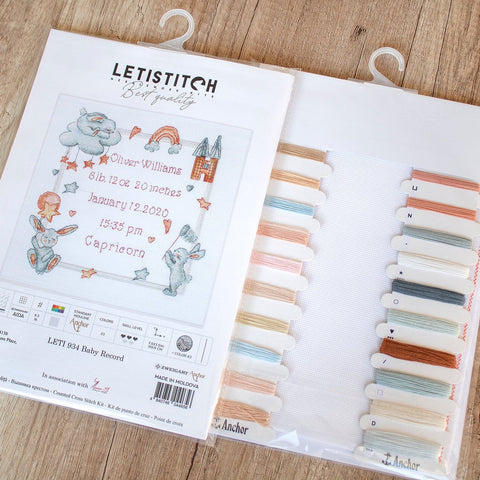 Siuvinėjimo rinkinys LETISTITCH Baby Record su pastelinėmis Anchor siūlais, Aida drobe ir siūlų kortelėmis, matomas pakuotės priekinis dizainas