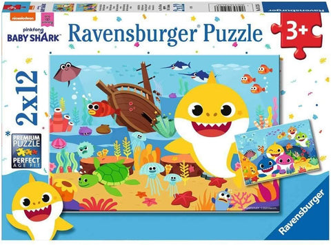 Dėlionė Ravensburger Baby Shark 2x12 dalių vaikams, ryški mėlyna povandeninė scena su laivu ir vėžliu