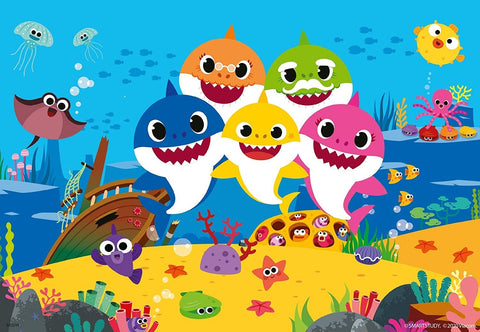 Baby Shark sienų lipdukas, penki spalvoti rykliukai virš nuskendusio laivo, žaismingas dekoras vaikų kambariui