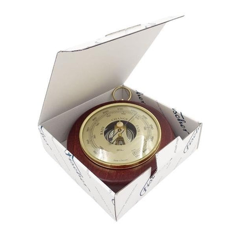 Barometras Fischer su aukso ciferblatu ir tamsiai raudonu mediniu rėmu, pateiktas dovaninėje dėžutėje