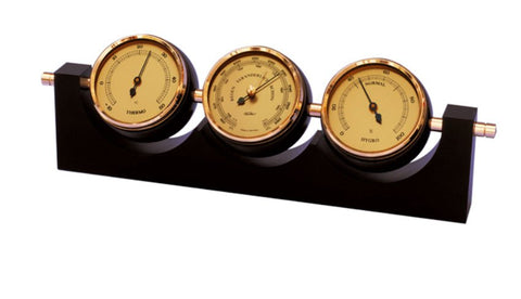 meteorologinė stotelė su auksiniais ciferblatais ant juodo medinio stovėlio, termometras–barometras–higrometras