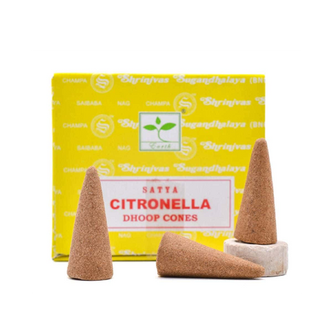 Citronella dhoop kūgeliai Satya su ryškiu geltonu paketu, trys kūgiai — vienas gulintis, vienas stovintis ir vienas ant laikiklio