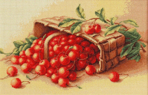 Siuvinėjimo paveikslas kryželiu – raudonų vyšnių krepšelis ant švelnaus smėlio fono, detalus artimas planas, 30×20 cm