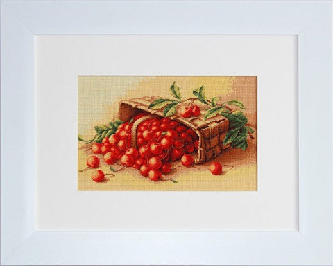 Siuvinėtas kryželiu paveikslas su ryškiai raudonomis uogomis, baltas medinis rėmas, kabinamas, 30×40 cm