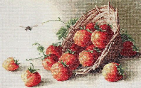 kryželiu siuvinėtas paveikslas su raudonomis braškėmis ir pintine, kampinis kadras parodo audinio tekstūrą ir spalvų niuansus