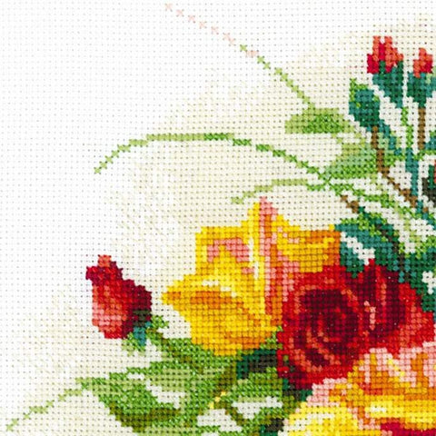 Kryželių rinkinys su ryškiomis geltonomis ir raudonomis rožėmis, detali artima sritis, tinkamas 30×30 cm dekoracijai