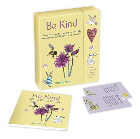 Be Kind kortelių rinkinys Anna Black geltonoje dėžutėje su iliustruota 64 psl. knygele ir atverstomis patarimų kortelėmis