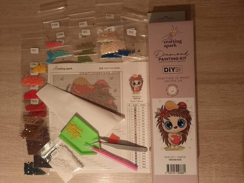 Diamond painting rinkinys Crafting Spark – ežys 15×20 cm, komplekte spalvoti deimantėliai, padėklas, pincetas ir schema