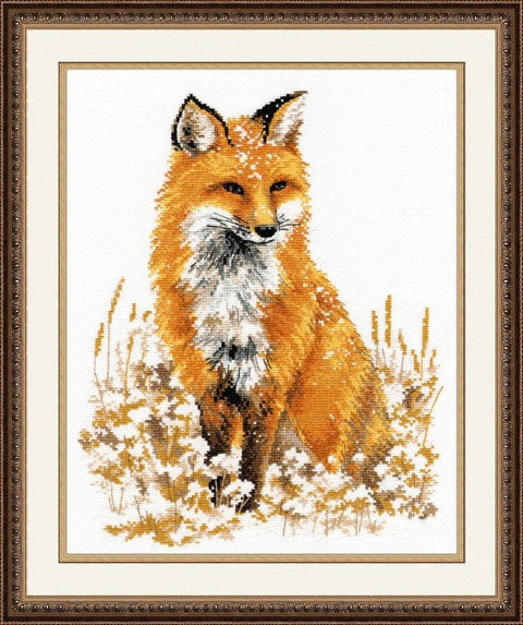 Kryželiu siuvinys ruda lapė įrėminta 30×40 cm, detalių šiltų tonų motyvas ant balto fono, skirtas svetainės dekorui