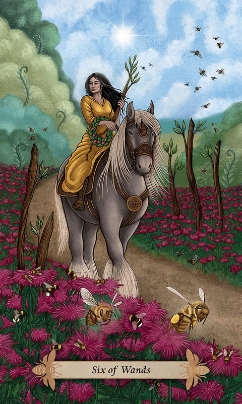 tarot korta Six of Wands: moteris geltonoje suknelėje ant pilko žirgo laiko vainiką, bitės skraido virš rožinių gėlių