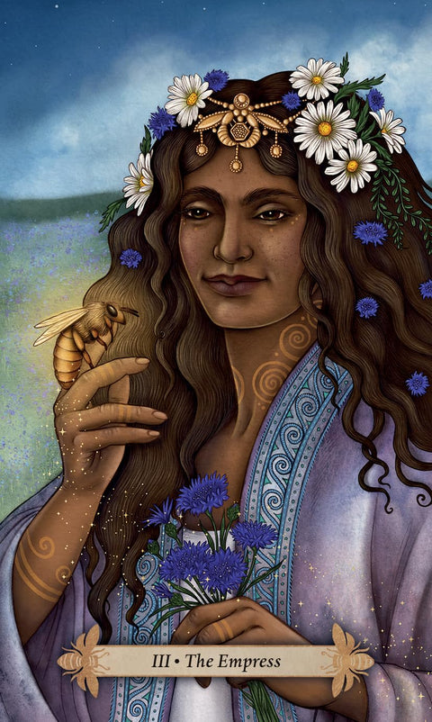 tarot korta Imperatorė — artimas portretas moters su ramunėmis, mėlynomis rugiagėlėmis ir bite ant piršto
