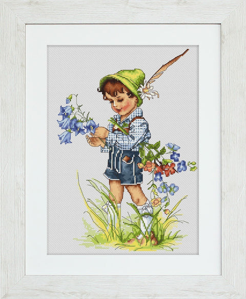 Kryželiu siuvinys rėme, berniukas su žydromis ir raudonomis gėlėmis, pastelinės spalvos variantas, 30×40 cm