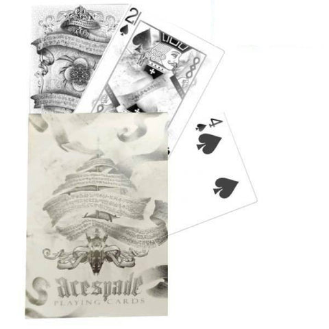 Acespade kortų kaladė juodai baltu gotikiniu dizainu, fanuotos kortos (Karalius, 2♠, 4♠) ir priekinė dėžutė