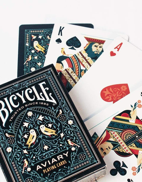 Bicycle Aviary žaidimo kortos tamsiai žaliame dėkle, detalus galinis raštas ir išskleistos figūrinės kortos