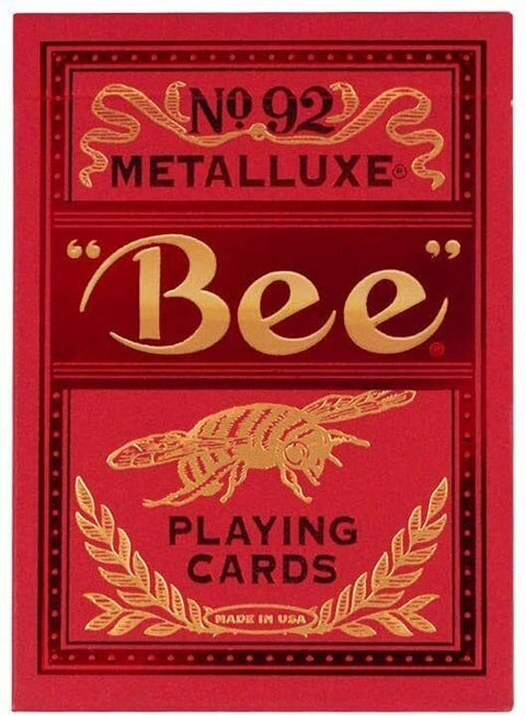 Bee žaidimų kortos raudonoje Metalluxe dėžutėje su auksiniu folijos bičių logotipu ir No.92 numeriu, priekinė pusė