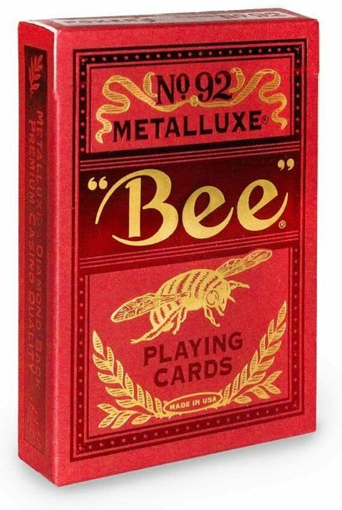 Bee žaidimo kortos Metalluxe No.92, raudonas dėklas su auksiniais įspaustais ornamentais, perspektyva iš priekinio kampo