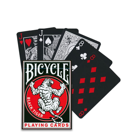 Bicycle Black Tiger kortos, juodos kortos su ryškiomis raudonomis žymėmis ir dėžutė su tigro logotipu, išskleistas kampu