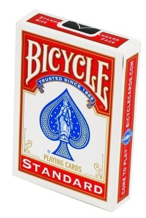 Bicycle žaidimo kortos, raudona–balta standartinio dydžio dėžutė su mėlynu pikų tūzo emblema, trijų ketvirčių kampu