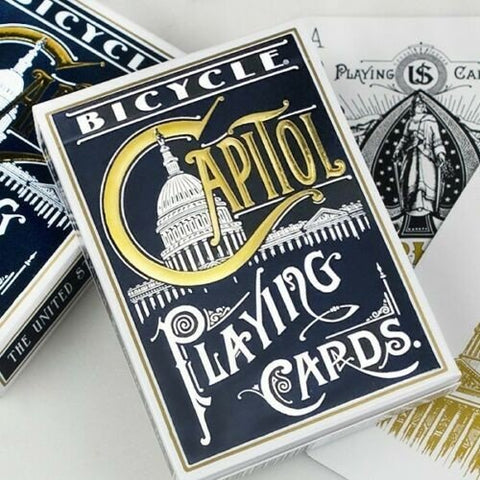 Bicycle kortų kaladė Capitol tamsiai mėlyna su auksiniais akcentais, artimas priekinio tuck dizaino planas