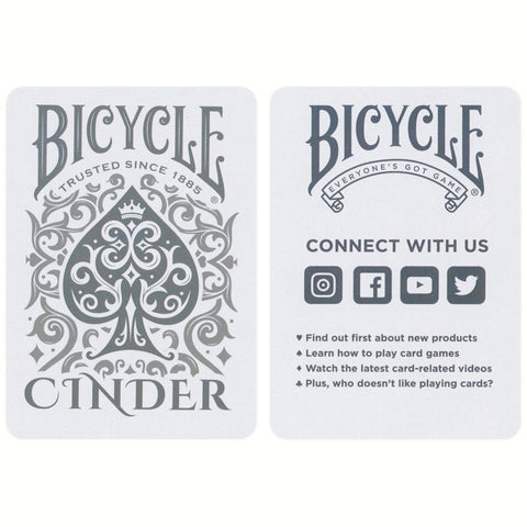 Bicycle kortos su pilka Cinder nugarėle ir promo kortele su socialinių tinklų piktogramomis, rodomos iš priekio ir galo