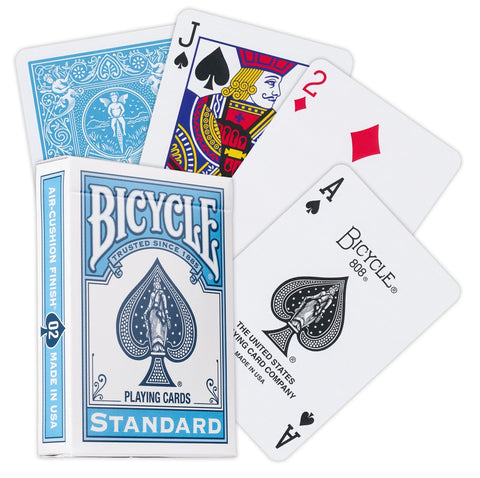 Bicycle žaidimo kortos mėlyno Standard dizaino dėžutėje, vėduoklė rodanti tūzą pikų, valetą ir dvejetą rombų, išskirianti šį variantą