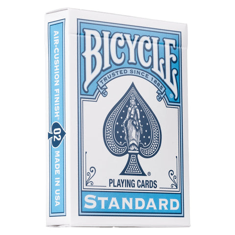 Bicycle žaidimo kortos baltai‑mėlyname Standard dėkle, matomas priekinis fasadas ir šoninė etiketė