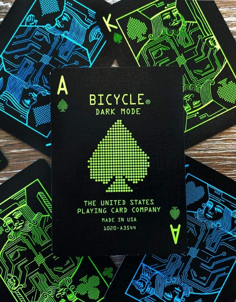 Bicycle kortos Dark Mode su juodu tekstūruotu paviršiumi ir neoninėmis žaliosiomis tūzo bei figūrų detalėmis
