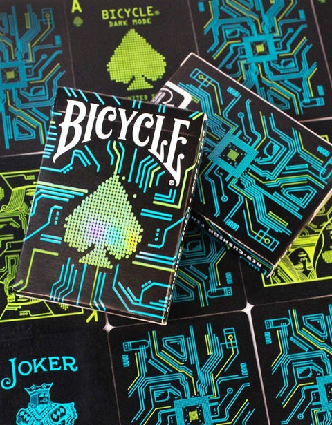 Bicycle kortų kaladė Dark Mode juodoje dėžutėje su neoninėmis mėlynomis ir žaliomis mikroschemų raštų detalėmis